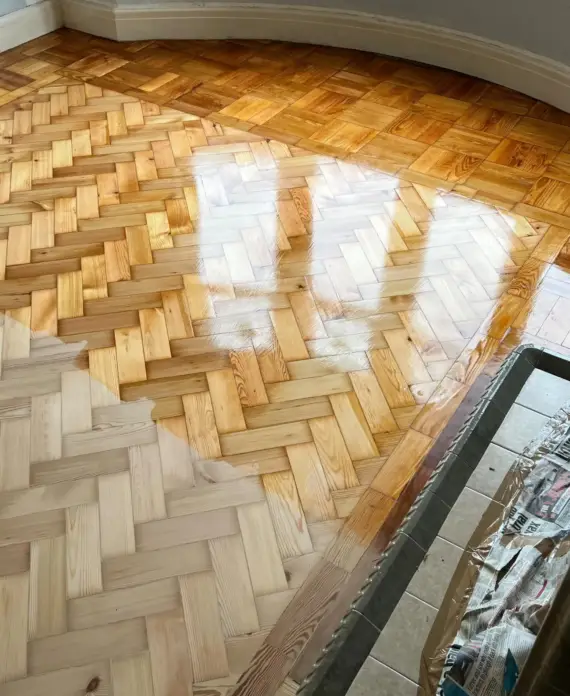 Atjaunots skujiņas tipa parkets