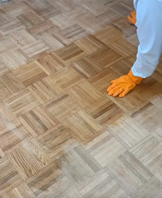 Parkets tiek vaskots, atjaunojot tā stāvokli