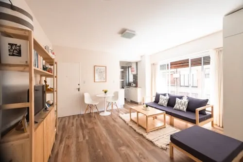 Istaba ar ieklātu tumšo, horizontālo parketa grīdu